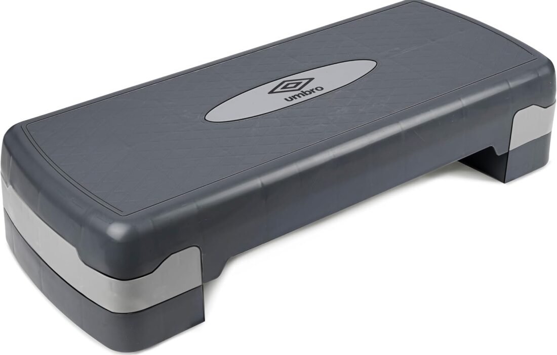 Umbro Stepper Fitness Réglable 10‑15 cm – Aerobic Step Antidérapant pour Cardio‑Training – Step Fitness Sport Maison pour Rééducation – Plateforme D’entraînement Complet – 68,3 x 29 x 10,4cm